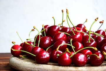 Leckere rote Kirschen auf Holzuntergrund