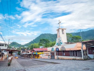 Fototapeten Kleines Dorf Mindo in Ecuador, Südamerika © Alexi Tauzin