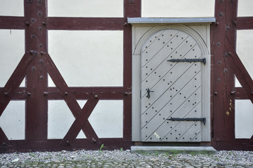 Boczne drzwi i ściana kościoła ewangelickiego - obrazy, fototapety, plakaty