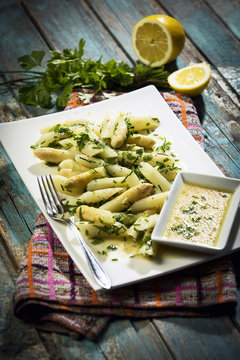 Spargelsalat mit wei&szlig;em Spargel, Schnittlauch, Blattpetersilie in einer Gem&uuml;se-Senf-Essig-Vinaigrette, Studio