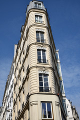 Fototapeta na wymiar Immeuble d'angle à Paris, France