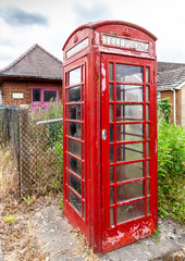 Obraz premium Red phone box in a small village in North Lincolnshire
