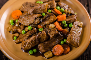 Pork medallions with vegetable and soy garlic sauce