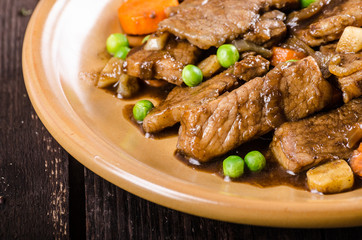 Pork medallions with vegetable and soy garlic sauce