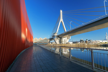 青森駅周辺のベイエリアは、モダンながらもちょっぴり懐かしい風情の残る北国の街