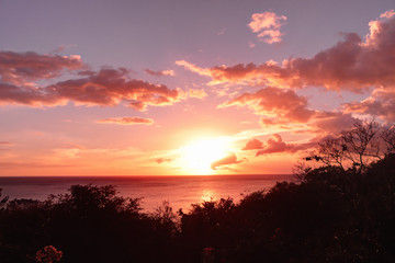Fototapeta na wymiar Coucher de soleil à Deshaies en Guadeloupe.