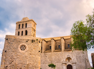Obraz premium Catedral de Santa María, en la zona antigua de Dalt Vila, en la ciudad de Ibiza, España, durante el atardecer