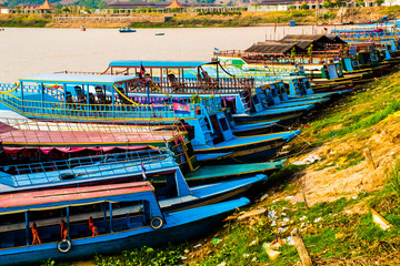 Fototapeta na wymiar Many boatsmen in port of floating village, Phnom Krom, Tonle Sap, Cambodia