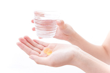 サプリメント・薬を飲む女性