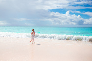 Obraz premium Adorable active little girl at beach during summer vacation