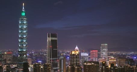Fototapeta na wymiar Taipei city at night