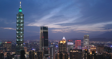 Fototapeta na wymiar Taipei city in the evening