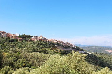 Blick zum Dorf Lingueglietta, Ligurien (Italien). Gewählt zu einem der schönsten Dörfer Italiens.