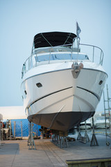 yacht im hafen auf dem trockenen