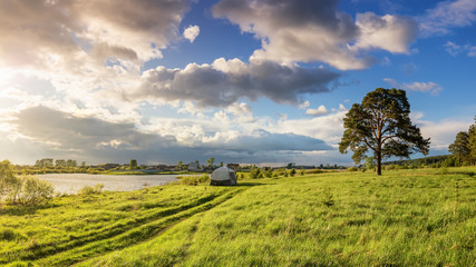 летний пейзаж на берегу уральской реки с палаткой,...