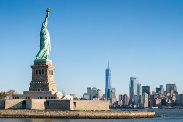 Liberty Island mit Freiheitsstatue und Blick auf Manhattan, New York City, USA © eyetronic