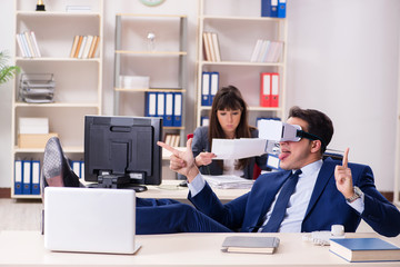 Obraz na płótnie Canvas Employee with virtual reality glasses in office