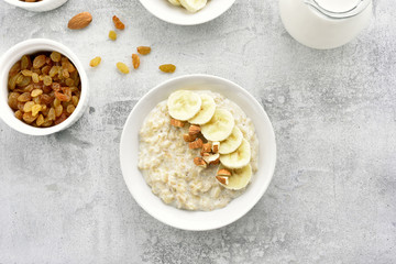 Obraz na płótnie Canvas Oats porridge with banana slices and nuts