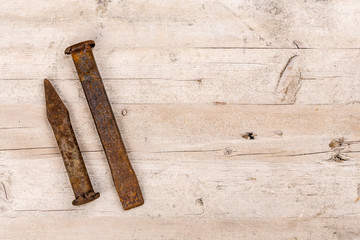 Meißel auf Holzhintergrund