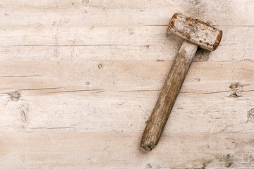 Hammer auf Holzhintergrund