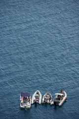 Ragazzi e ragazze in barca in mare per una vacanza estiva di divertimento