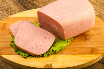 Ham over salad leaves