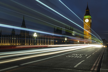 Fototapeta na wymiar Verkehr auf der Westminster Bridge