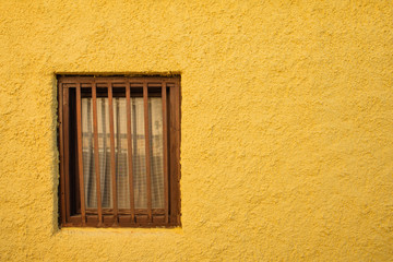 Gelbe Wand mit Fensterschutz