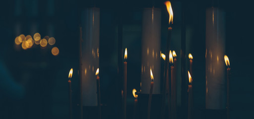 Obraz na płótnie Canvas lighted candles in the church close-up