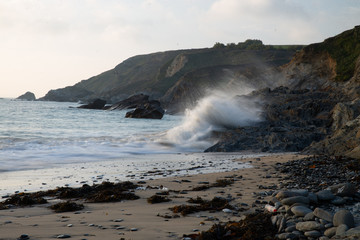 Obraz premium Waves crashing on rock