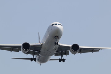着陸する旅客機