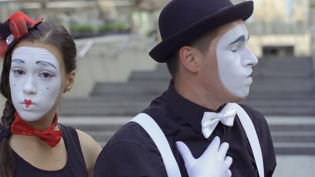 Girl mime count to three at her fingers