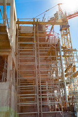 grue et échafaudages sur chantier de construction