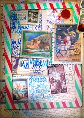 Gordijnen Luchtpost. Ouderwetse ansichtkaart met schetsen en vintage postzegels © Rosario Rizzo