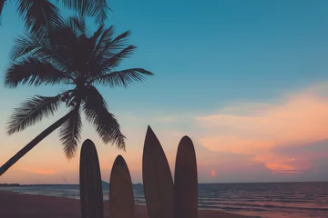 Foto auf Acrylglas Silhouette Surfbrett am tropischen Strand bei Sonnenuntergang im Sommer. Meerblick von Sommerstrand und Palme bei Sonnenuntergang. Vintage-Farbton © jakkapan