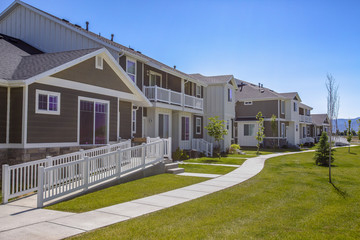 Townhouses in Utah Valley with lawn