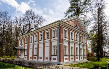 Fototapeta premium An old manor in a classical style in Russia