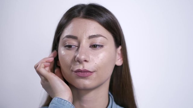 Ragazza con auricolari ascolta la musica e parla al telefono