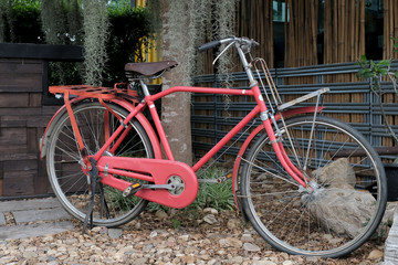 Fototapeta na wymiar Rusty vintage red bicycle at the park.