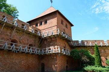 Mury obronne z basztą na zamku we Fromborku