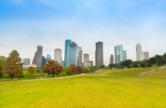 Wide-angle view of Houston&rsquo;s skyline from Eleanor Tinsley Park, showcasing the contrast between the lush green grass and the towering downtown buildings.