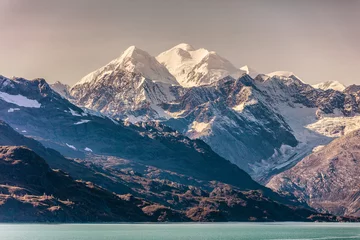 Foto op Aluminium Donkergrijs Alaska natuur Bergen landschap in Glacier Bay Alaska, Verenigde Staten, USA cruise reisbestemming.