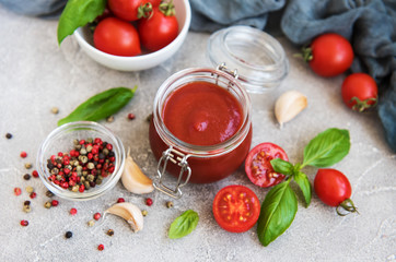 Tomato sauce in a jar