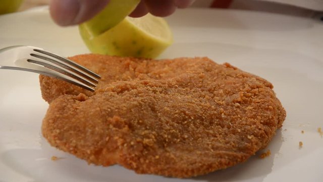 Bistecca impanata Filete empanizado Paniertes Breaded steak Suprema Cotoletta de alla pollo video milanese Wiener Schnitzel