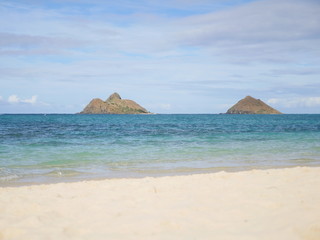 Fototapeta na wymiar Lanikai beach two islands the mokes on the ocean horizon Kailua hawaii