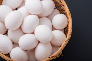 カゴに入ったたくさんの新鮮な卵