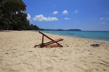 chaise longue relaxante sur une plage paradisiaque d'asie du sud est