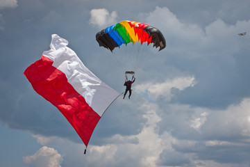 Spadochroniarz z flagą Polski
