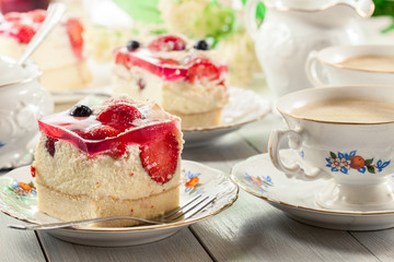Cheesecake with strawberries, blueberry and jelly