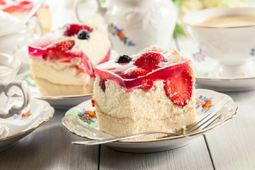 Cheesecake with strawberries, blueberry and jelly